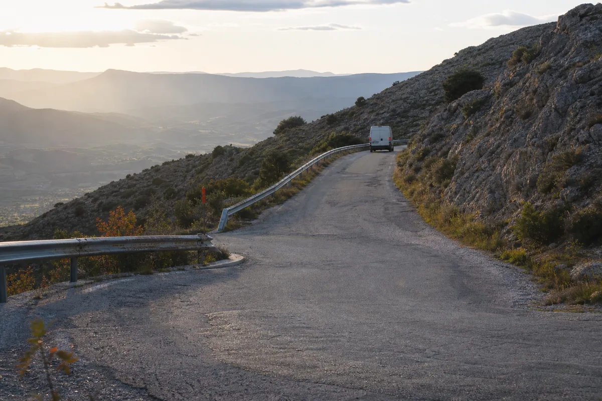 Route étroite des hautes Corbières serpentant entre garrigue et falaises calcaires en fin de journée